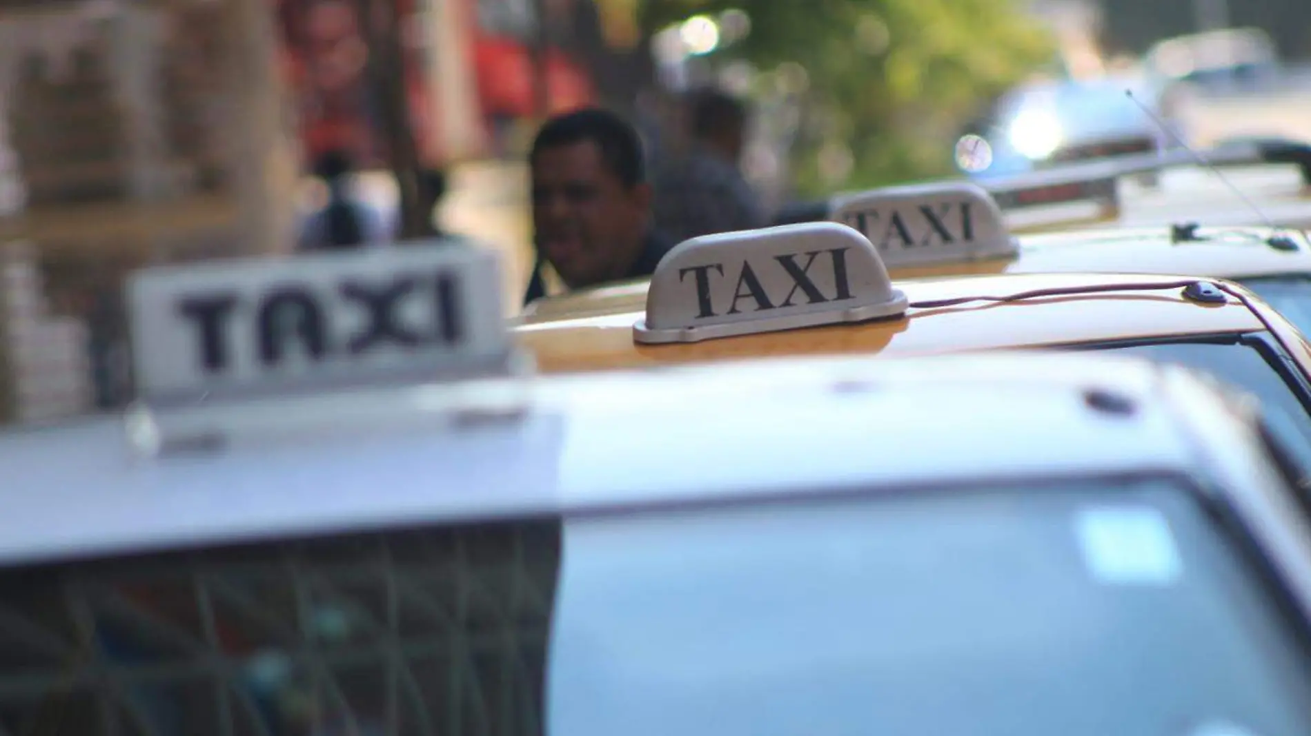 Feria-Tabasco-Fila-De-Taxis copia